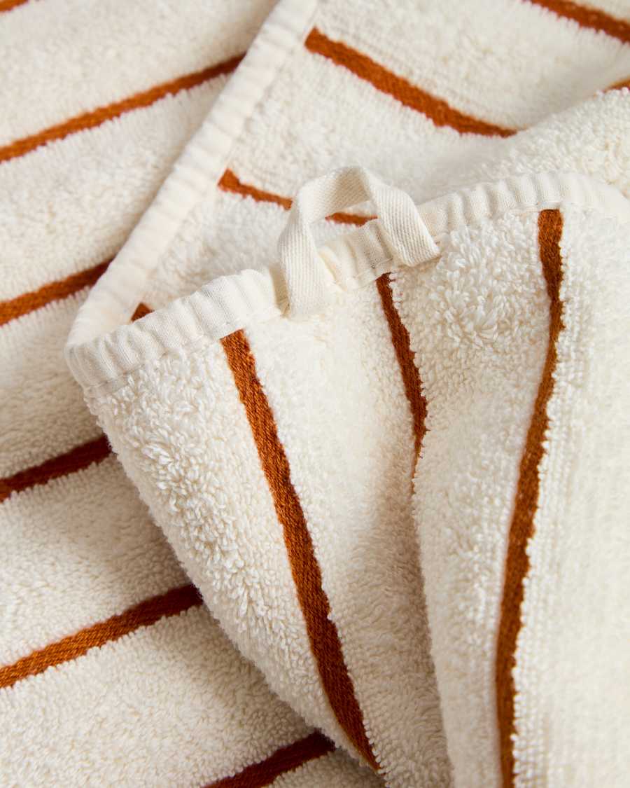 Handtuch Dorane aus 100 % Baumwolle mit orangefarbenen Streifen 50 x 90 cm