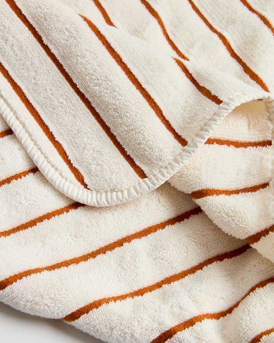 Handtuch Dorane aus 100 % Baumwolle mit orangefarbenen Streifen 70 x 140 cm