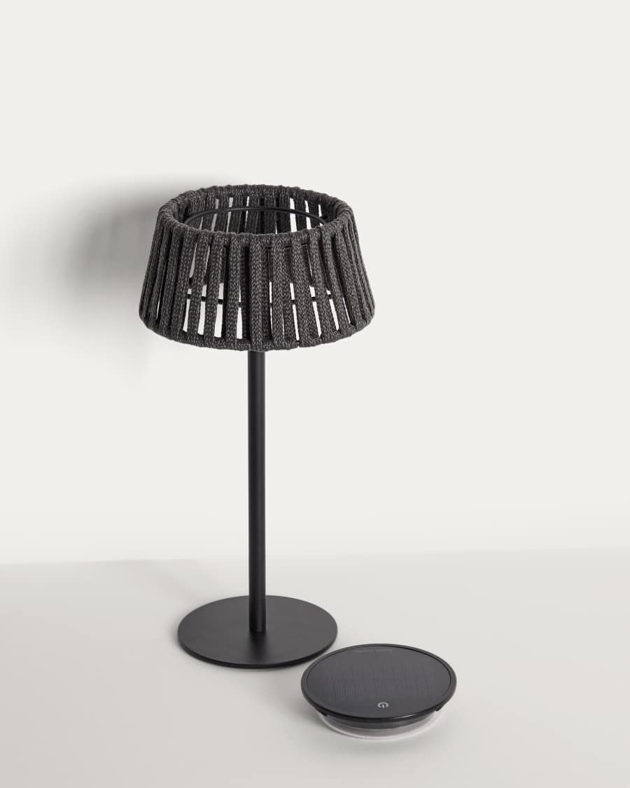 Ηλιακό επιτραπέζιο φωτιστικό εξωτερικού χώρου Aldet με πλακέ σκοινί και μεταλλική μαύρη βάση