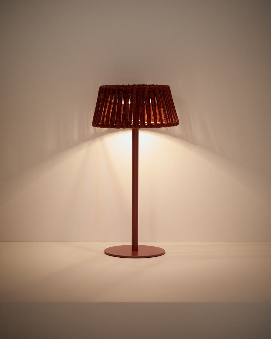 Ηλιακό επιτραπέζιο φωτιστικό εξωτερικού χώρου Aldet με πλακέ σκοινί και μεταλλική βάση σε χρώμα τερακότα