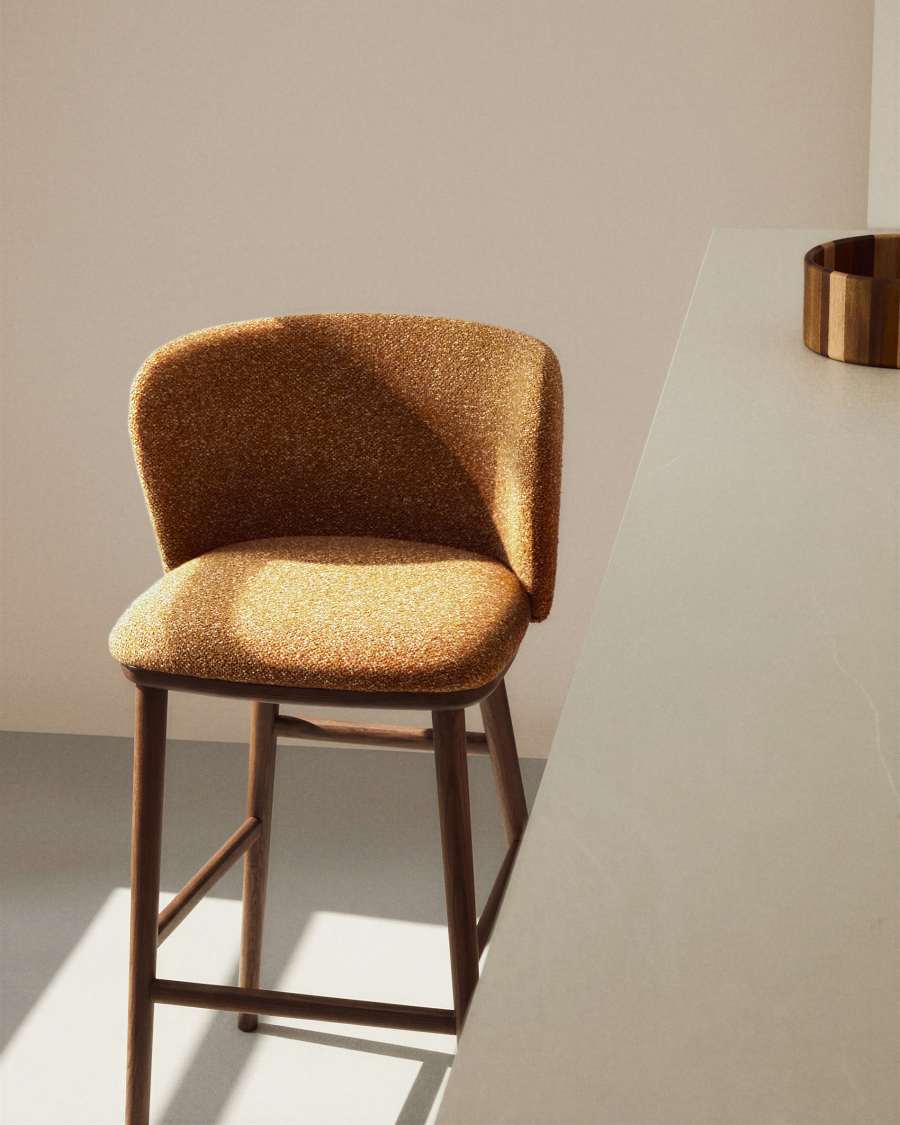 Tamboret Ciselia de xenilla gruixuda terracota i potes de fusta massissa de freixe amb acabat to noguera FSC Mix Credit 75 cm