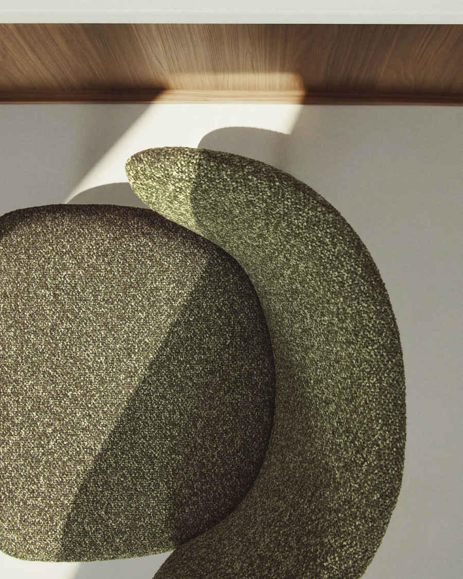 Tamboret Ciselia de xenilla gruixuda verd fosc i potes de fusta massissa de freixe amb acabat to noguera FSC Mix Credit 65 cm