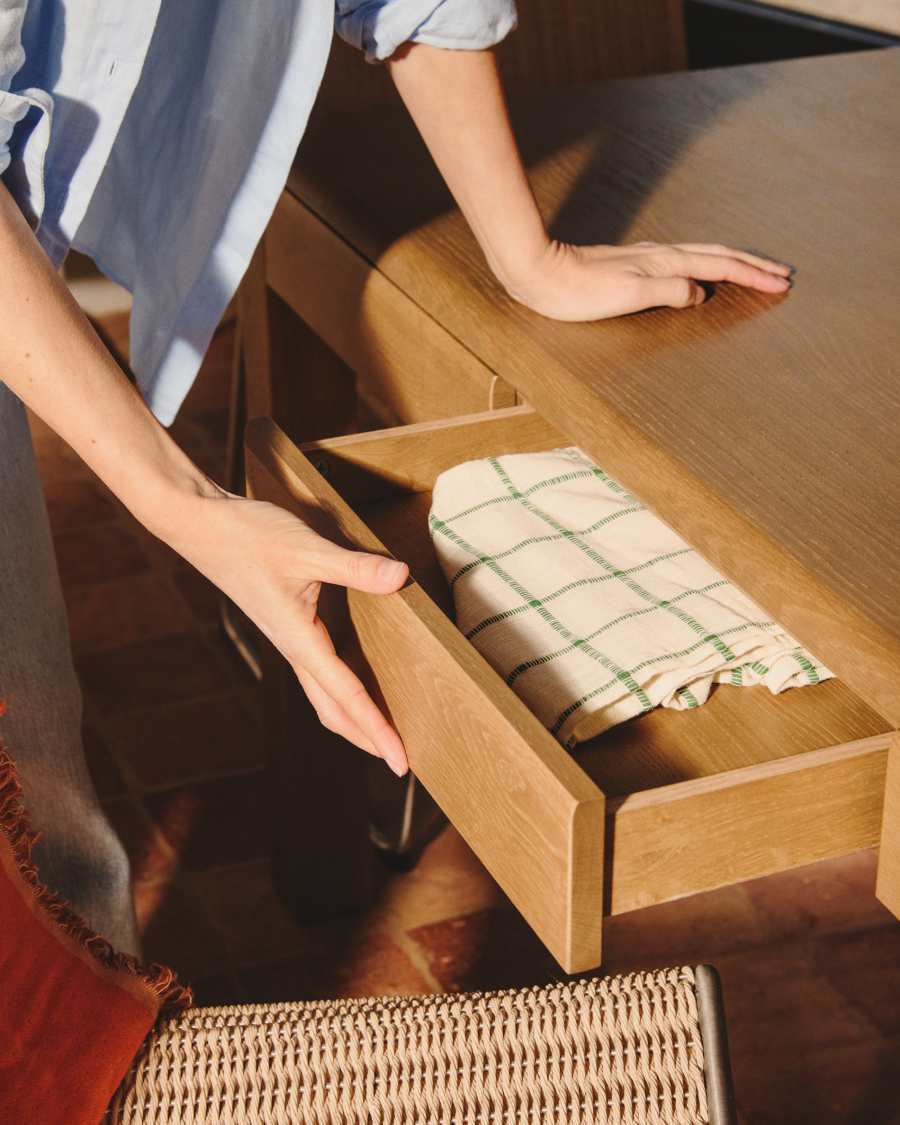 Arelida table in oak veneer and solid oak wood with light brown finish 200 x 100cm