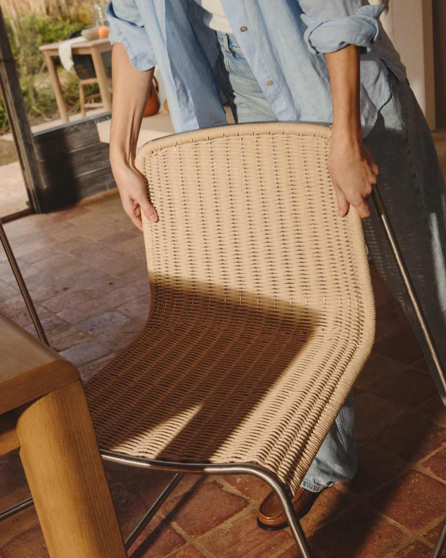 Στοιβαζόμενη καρέκλα Tavari από συνθετικό σκοινί σε μπεζ χρώμα και ανοξείδωτο ατσάλι με βουρτσισμένη όψη