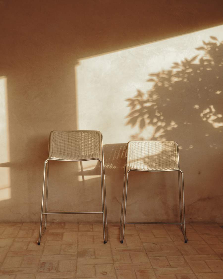 Στοιβαζόμενο σκαμπό Tavari από συνθετικό σκοινί σε μπεζ χρώμα και ανοξείδωτο ατσάλι με βουρτσισμένη όψη 75 εκ