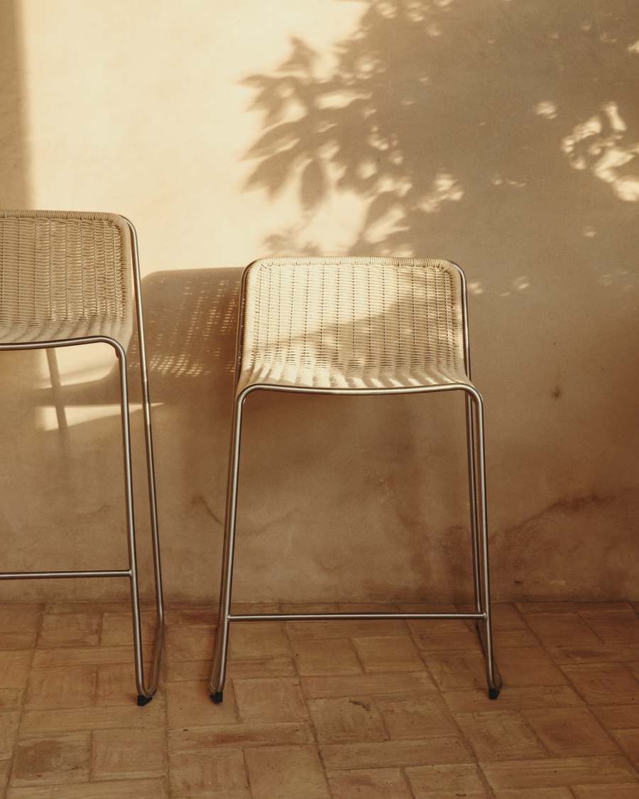 Στοιβαζόμενο σκαμπό Tavari από συνθετικό σκοινί σε μπεζ χρώμα και ανοξείδωτο ατσάλι με βουρτσισμένη όψη 65 εκ