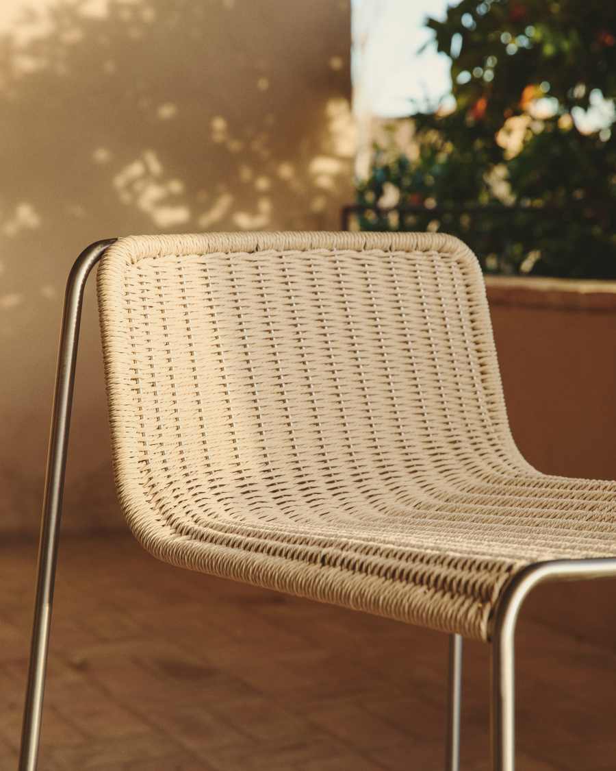 Στοιβαζόμενο σκαμπό Tavari από συνθετικό σκοινί σε μπεζ χρώμα και ανοξείδωτο ατσάλι με βουρτσισμένη όψη 75 εκ