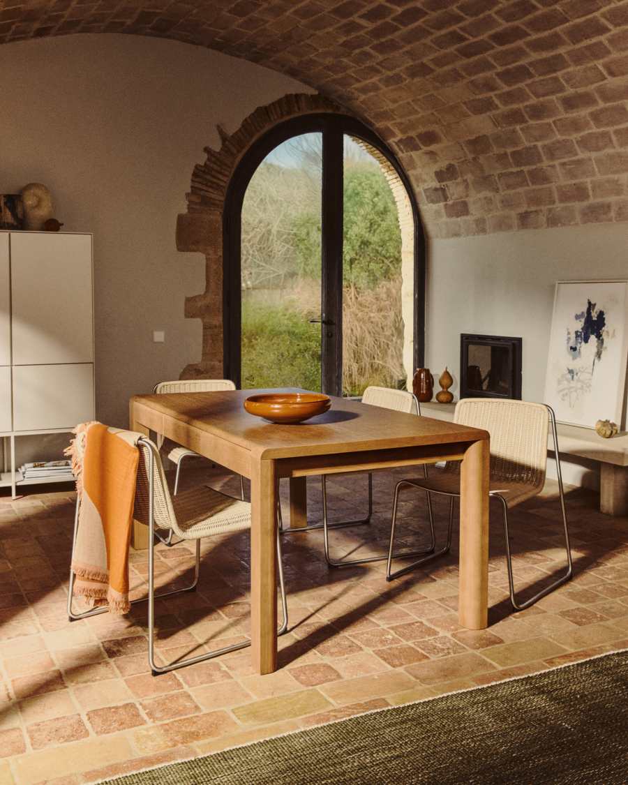 Arelida table in oak veneer and solid oak wood with light brown finish 200 x 100cm