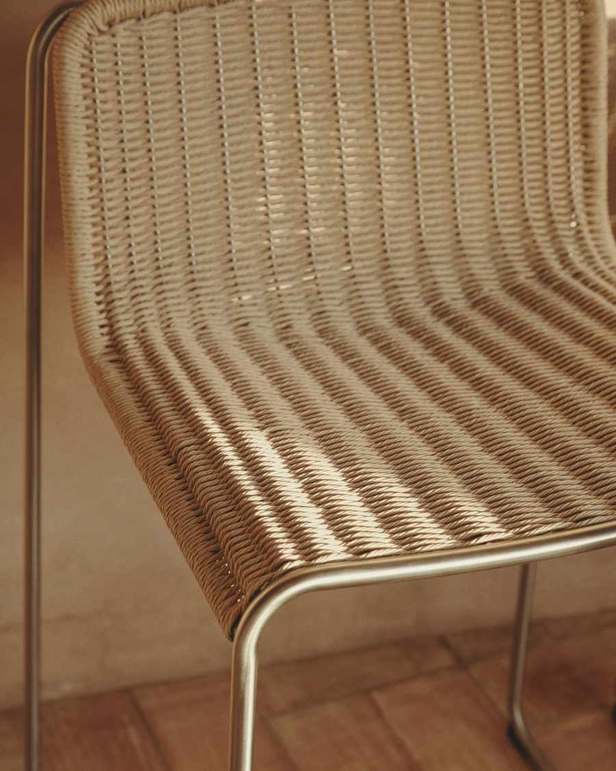 Στοιβαζόμενο σκαμπό Tavari από συνθετικό σκοινί σε μπεζ χρώμα και ανοξείδωτο ατσάλι με βουρτσισμένη όψη 65 εκ