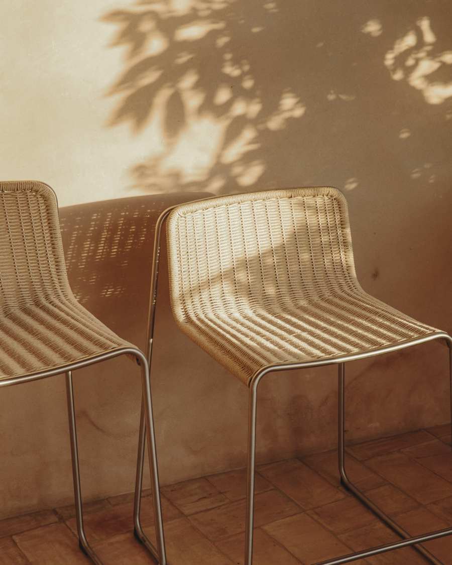 Στοιβαζόμενο σκαμπό Tavari από συνθετικό σκοινί σε μπεζ χρώμα και ανοξείδωτο ατσάλι με βουρτσισμένη όψη 65 εκ