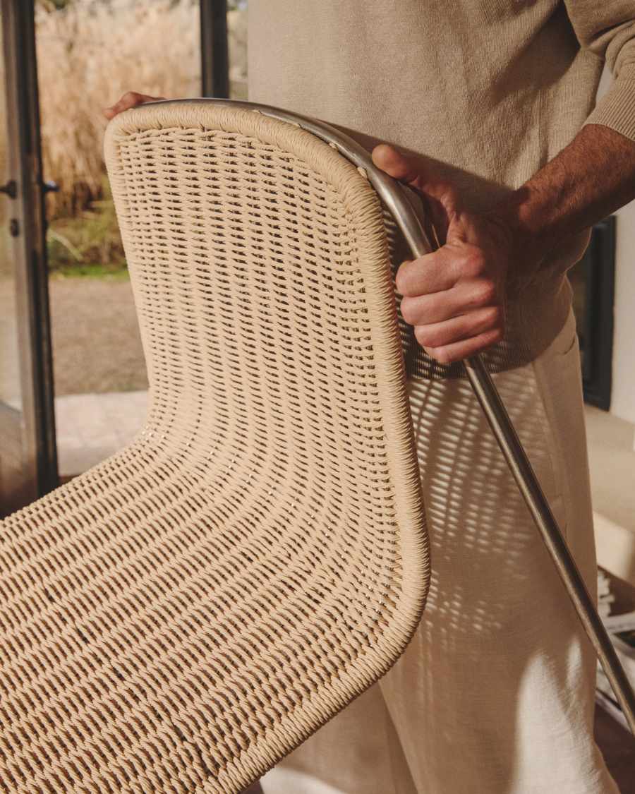 Στοιβαζόμενη καρέκλα Tavari από συνθετικό σκοινί σε μπεζ χρώμα και ανοξείδωτο ατσάλι με βουρτσισμένη όψη