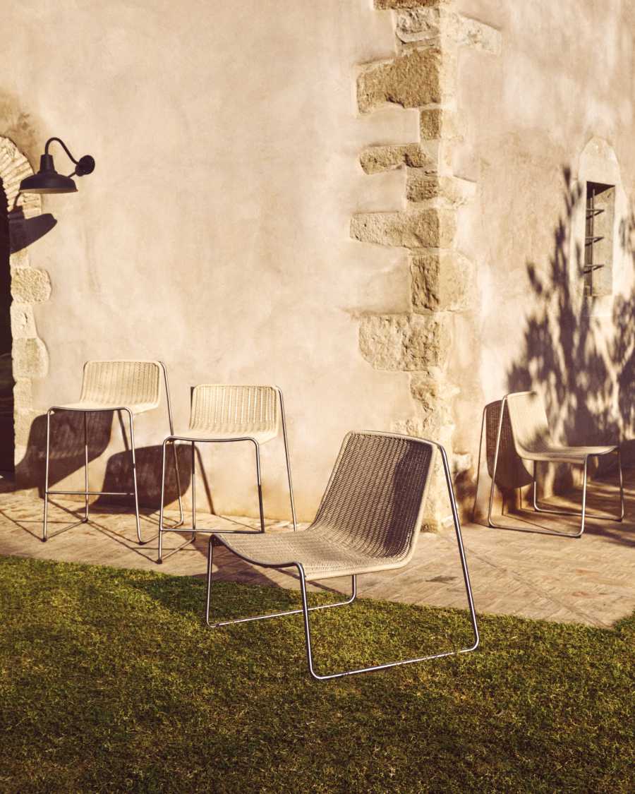 Στοιβαζόμενη πολυθρόνα Tavari από συνθετικό σκοινί σε μπεζ χρώμα και ανοξείδωτο ατσάλι με βουρτσισμένη όψη