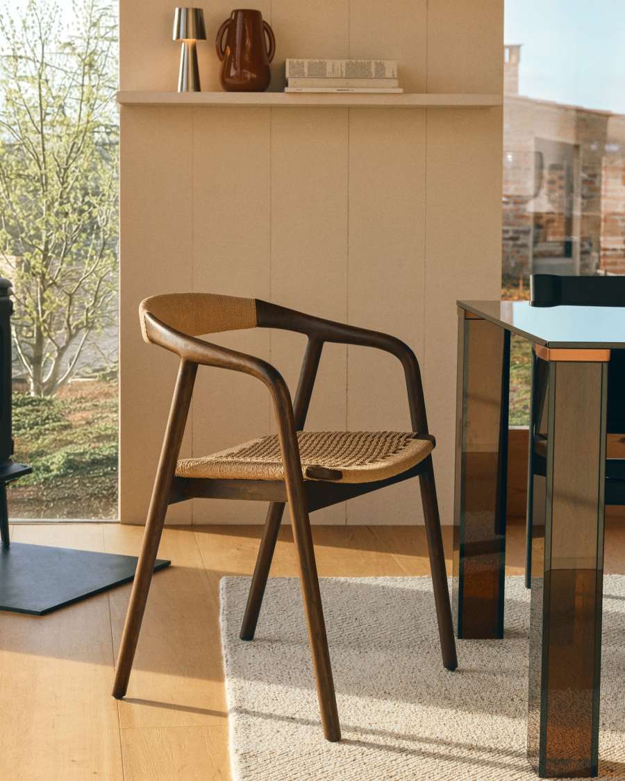 Καρέκλα Derile από μασίφ ξύλο δρυός με φινίρισμα καρυδιάς και 100% FSC μπεζ χάρτινο σκοινί