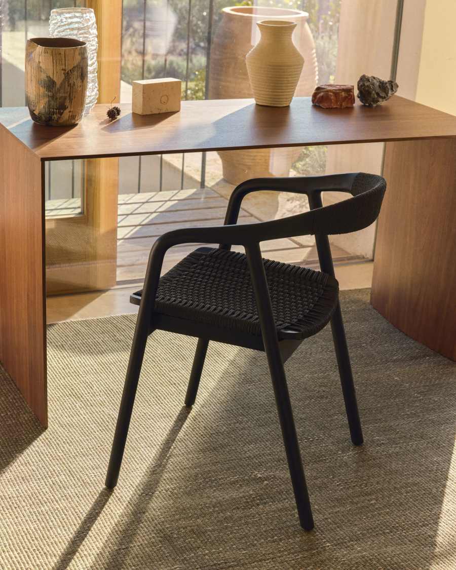 Καρέκλα Derile από μασίφ ξύλο δρυός με μαύρο φινίρισμα και μαύρο χάρτινο σκοινί FSC 100%