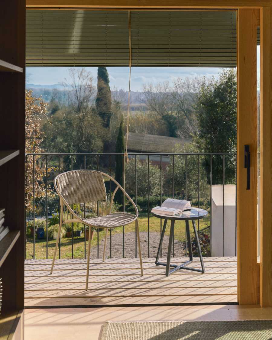 Στοιβαζόμενη καρέκλα Atrani από γαλβανισμένο ατσάλι και σκοινί σε χρώμα ταμπά