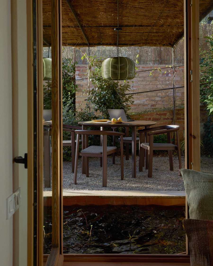 Τραπέζι Erice από αλουμίνιο και καφέ γυαλί Ø120 εκ