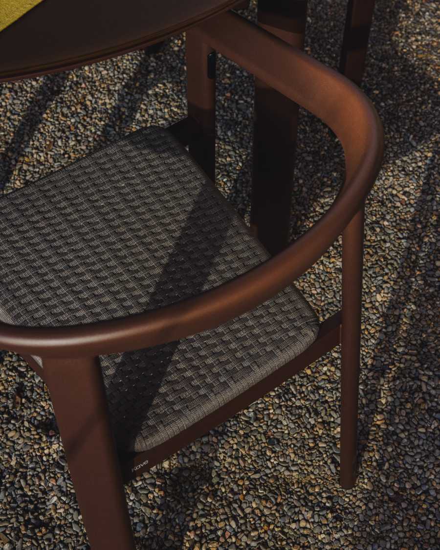 Stapelbarer Stuhl Erice aus Aluminium und braunem Seil.