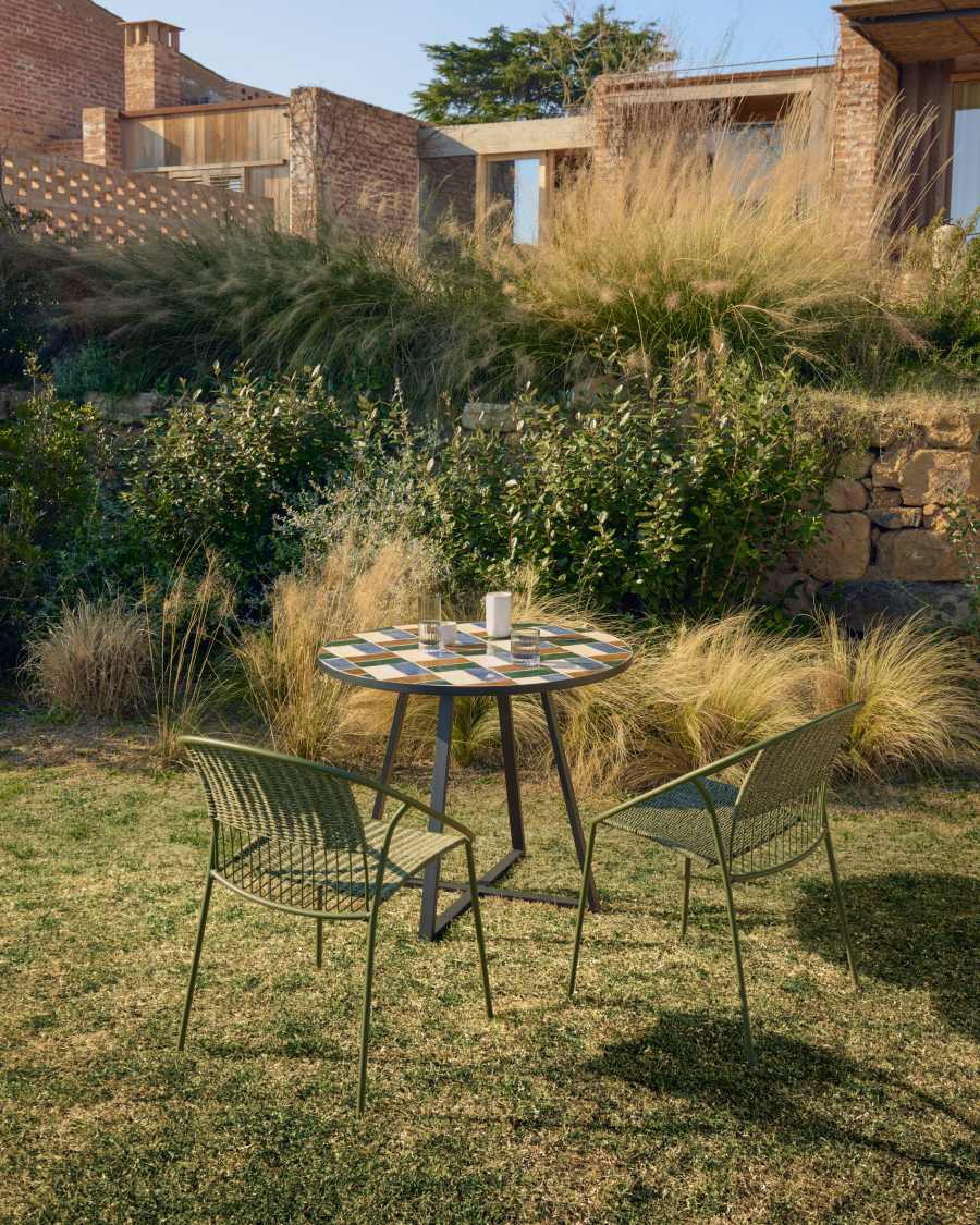 Στρογγυλό τραπέζι Tella από πράσινο γαλβανισμένο ατσάλι σε γραφίτη και πολύχρωμα πλακάκια Ø90 εκ.