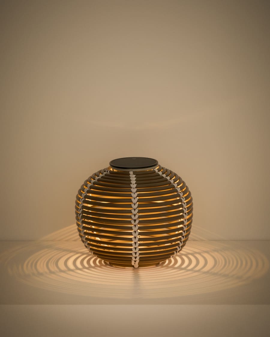 Ηλιακό επιτραπέζιο φωτιστικό εξωτερικού χώρου LED Garoina σε χρώμα Taupe από συνθετικό ρατάν Ø28 εκ