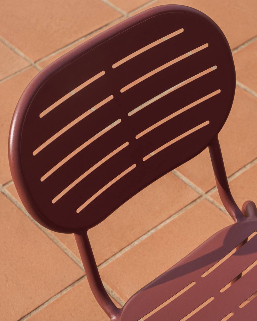 Στοιβαζόμενη καρέκλα εξωτερικού χώρου Brai από γαλβανισμένο ατσάλι σε χρώμα γρανάτη