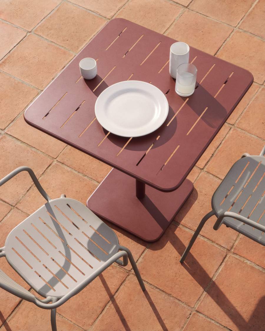Brai outdoor table in burgundy galvanised steel 70 x 70cm