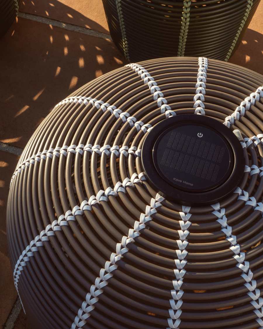 Ηλιακό επιτραπέζιο φωτιστικό εξωτερικού χώρου LED Garoina σε χρώμα Taupe από συνθετικό ρατάν Ø50 εκ