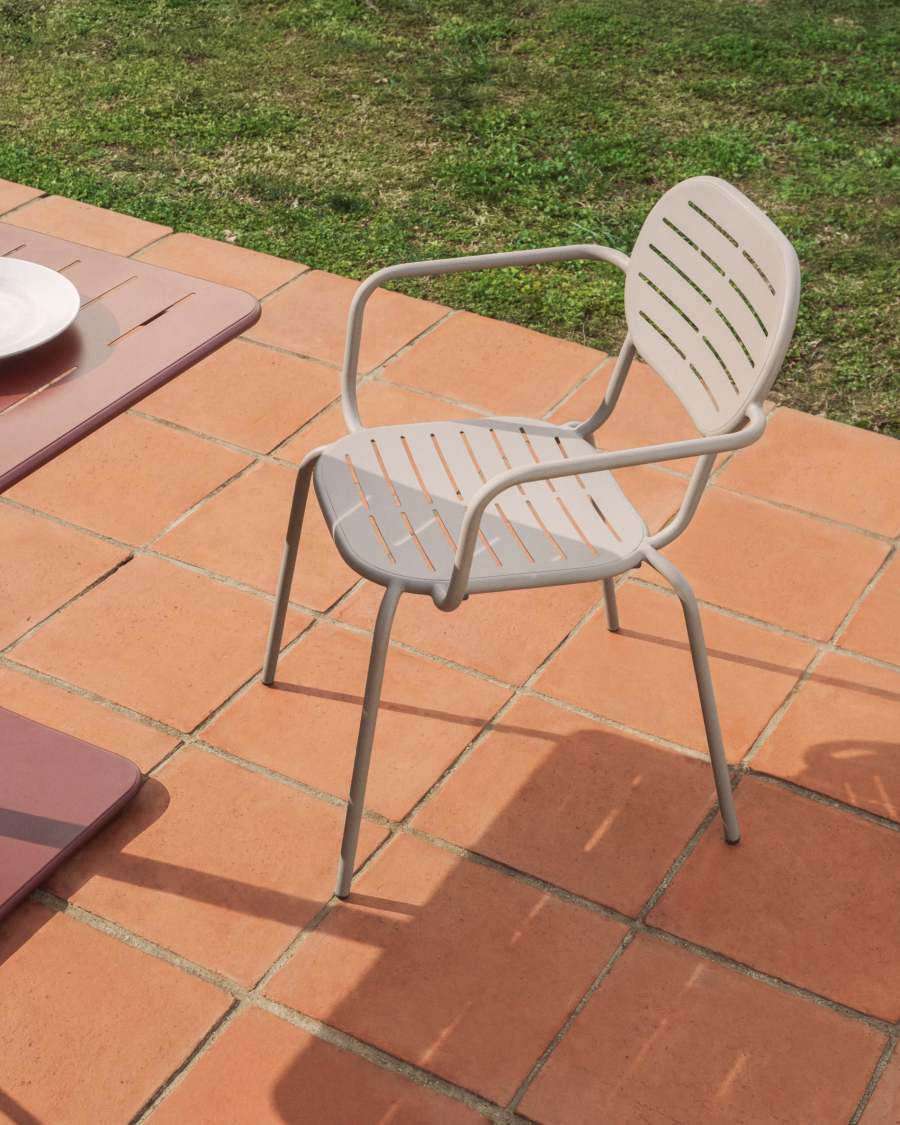 Sedia da esterno impilabile Brai con braccioli in acciaio zincato color tortora