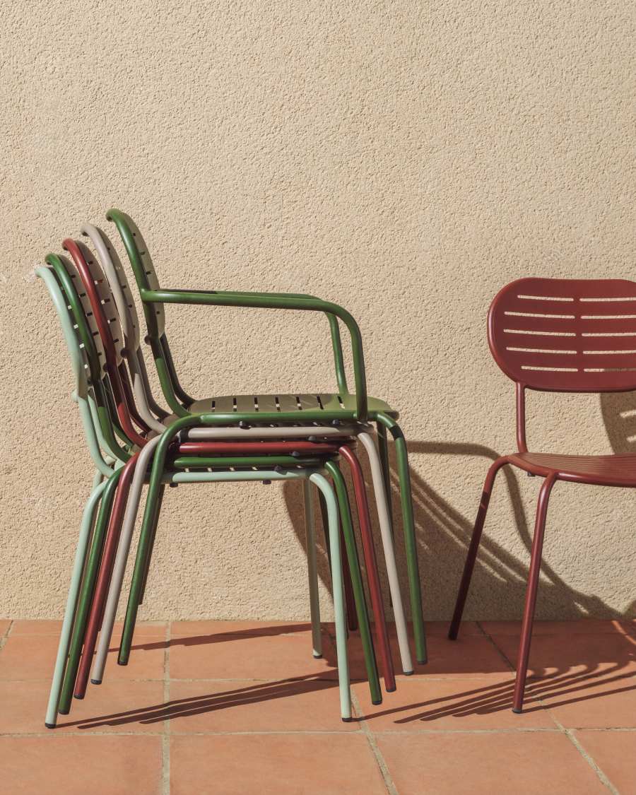 Sedia da esterno impilabile Brai con braccioli in acciaio zincato color tortora