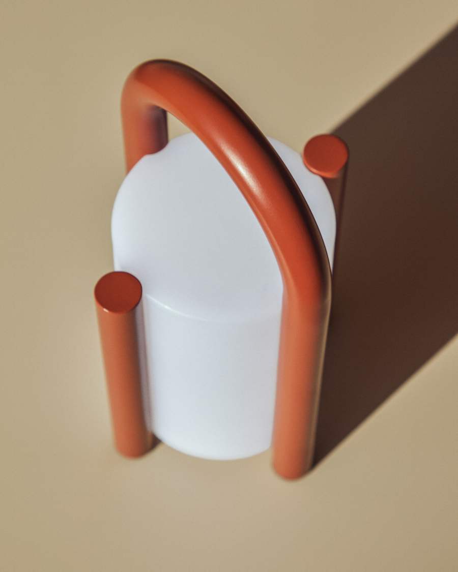 Kleine tragbare Tischlampe Leros aus Polyethylen und terrakottafarbenem Stahl