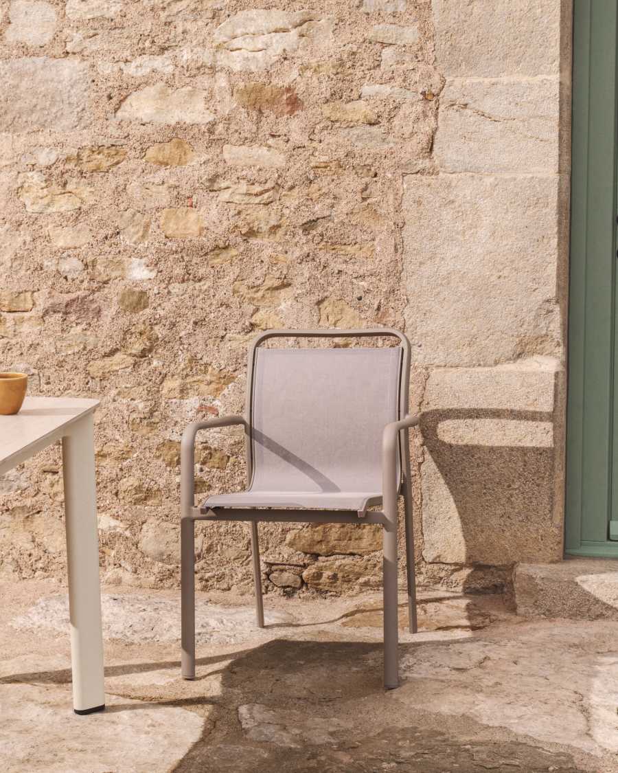 Στοιβαζόμενη καρέκλα Luri από αλουμίνιο σε χρώμα γκρι και μπεζ υφάσματος Texteline