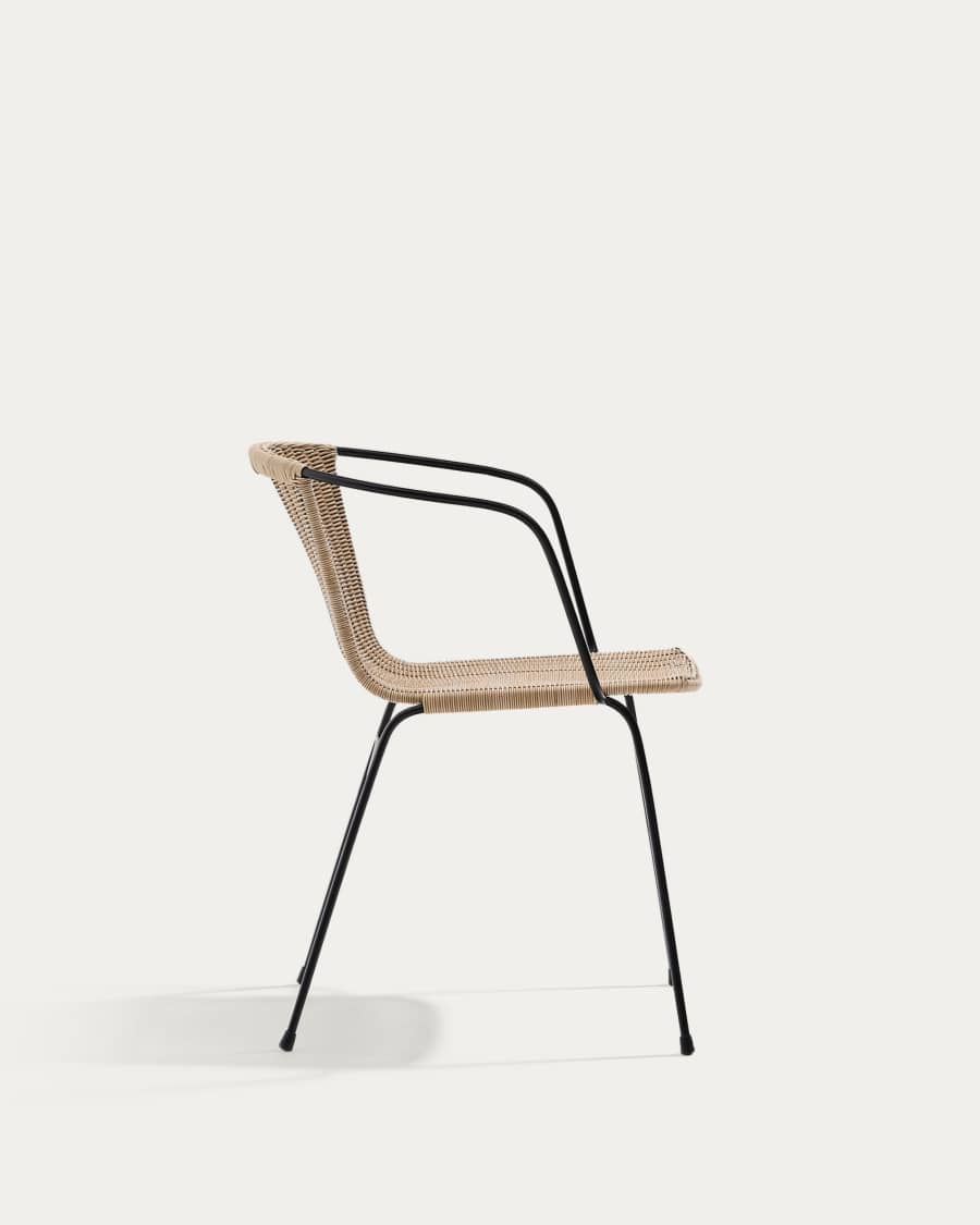 Stapelbarer Stuhl Eltiera aus synthetischem Rattan mit Struktur und Armlehnen aus schwarzem Stahl