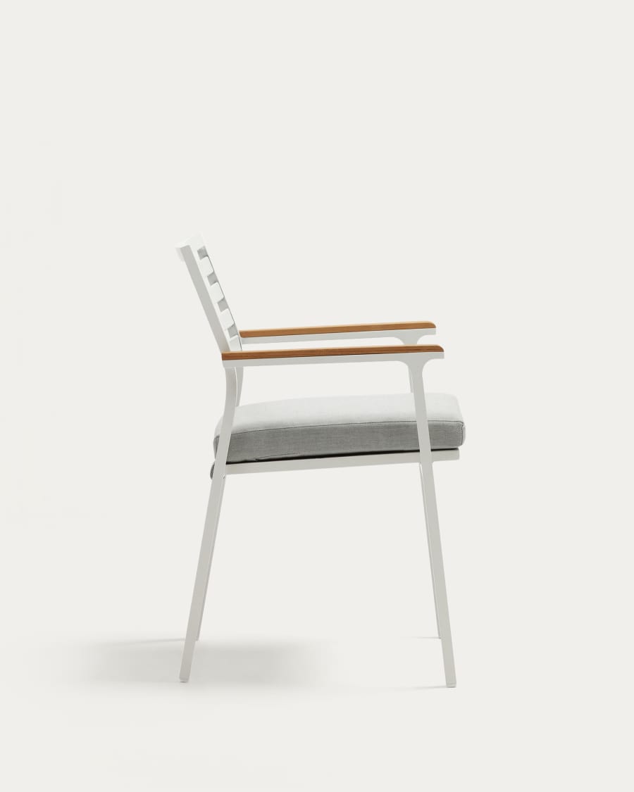 Bona stapelbarer Gartenstuhl aus Aluminium mit weißem Finish und Armlehnen aus massivem Teakholz