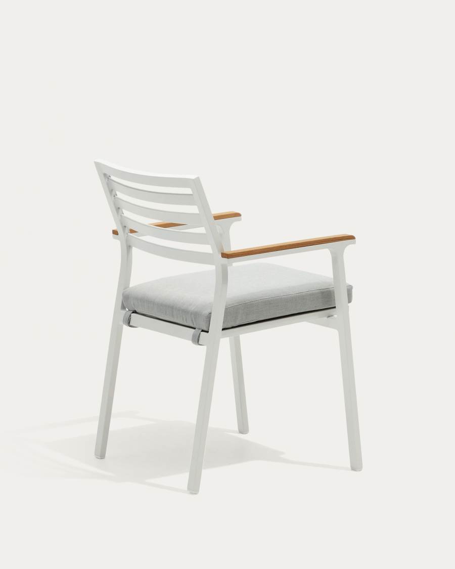 Bona stapelbarer Gartenstuhl aus Aluminium mit weißem Finish und Armlehnen aus massivem Teakholz