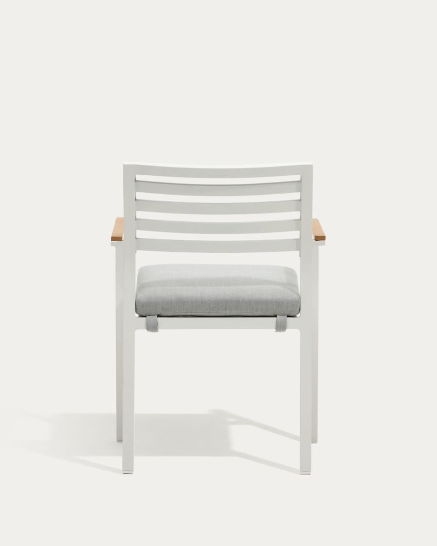 Bona stapelbarer Gartenstuhl aus Aluminium mit weißem Finish und Armlehnen aus massivem Teakholz