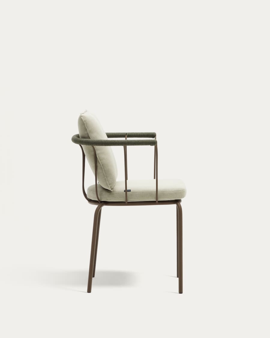 Salguer stapelbare stoel van touw en staal met bruingelakte afwerking.