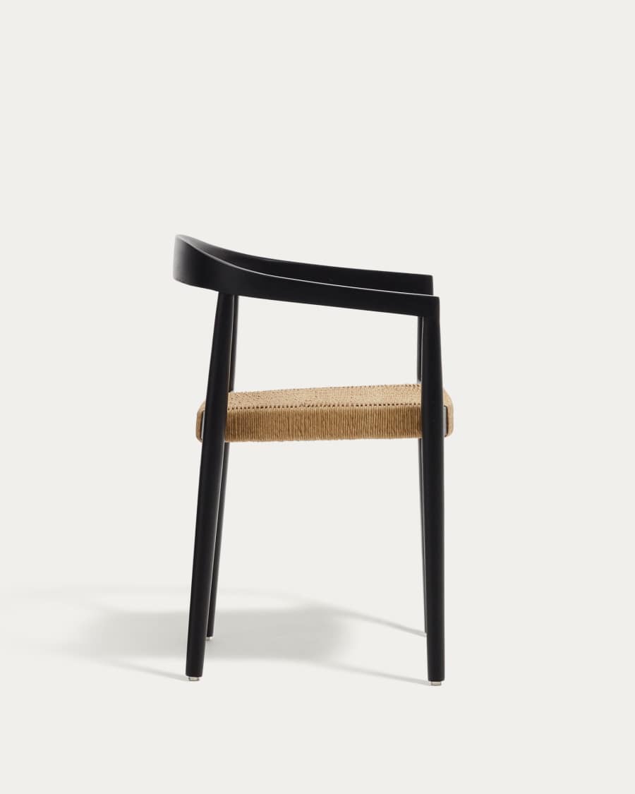 Sedia impilabile Ydalia in legno massello di teak con finitura nero e corda di rattan sintetico