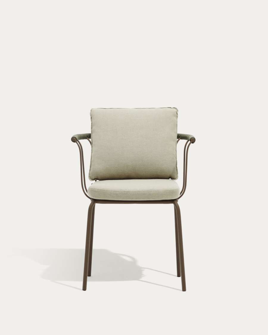 Salguer stapelbare stoel van touw en staal met bruingelakte afwerking.