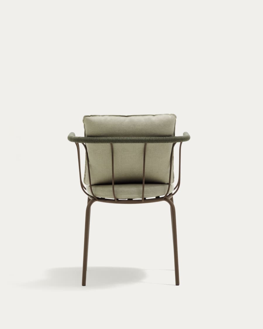 Salguer stapelbare stoel van touw en staal met bruingelakte afwerking.