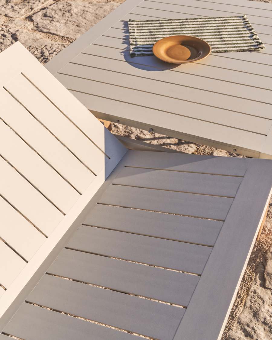 Table extensible Livorno en aluminium couleur écrue et pieds effet bois 233(350) x 100 cm