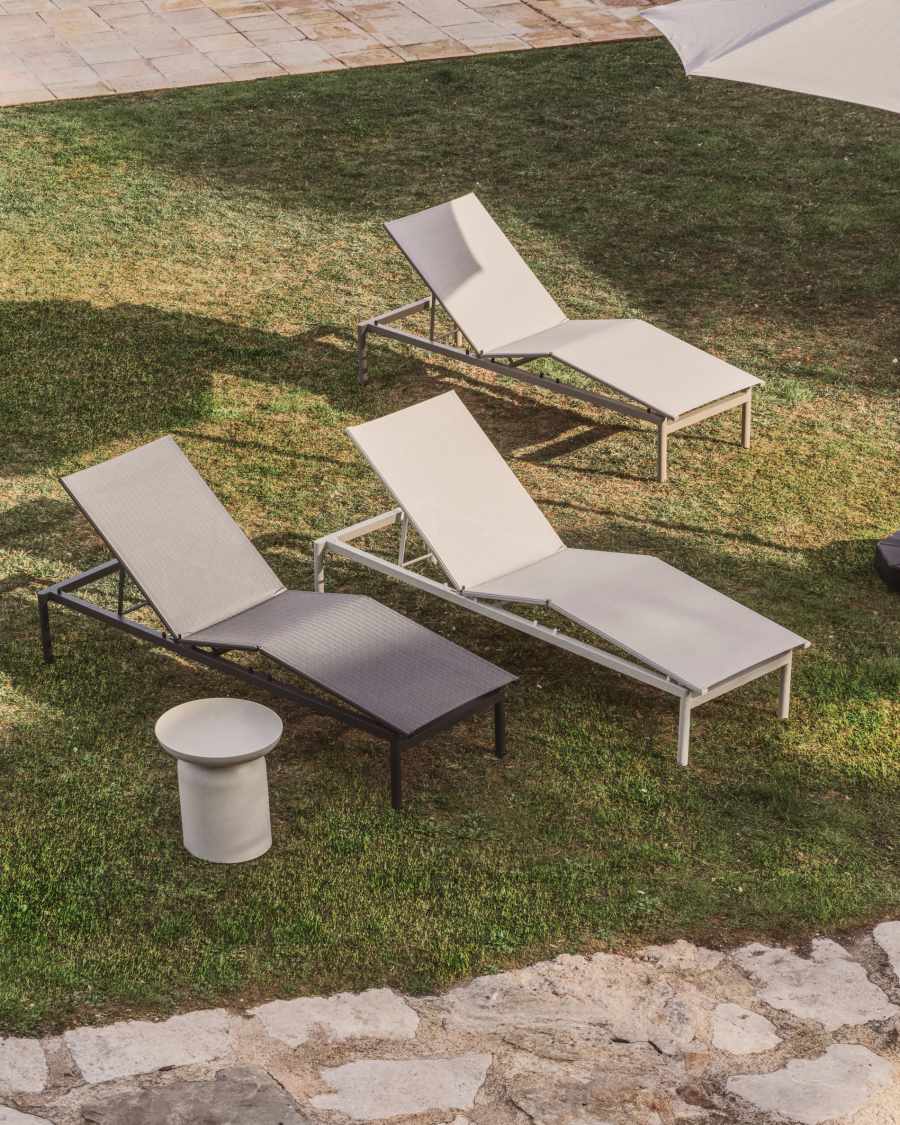 Stackable sun lounger Lesina in taupe aluminium and ecru texteline