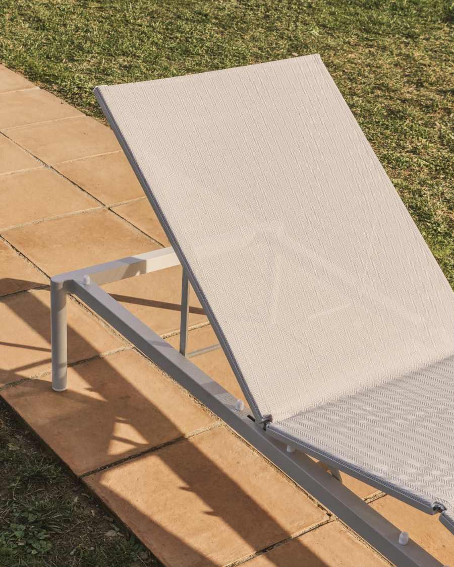 Stackable sun lounger Lesina in ecru aluminium and texteline