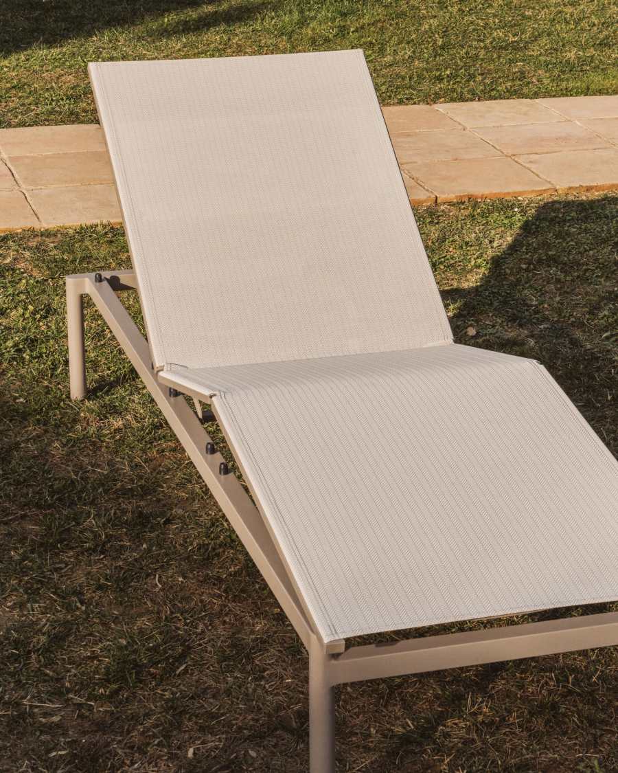 Stackable sun lounger Lesina in taupe aluminium and ecru texteline