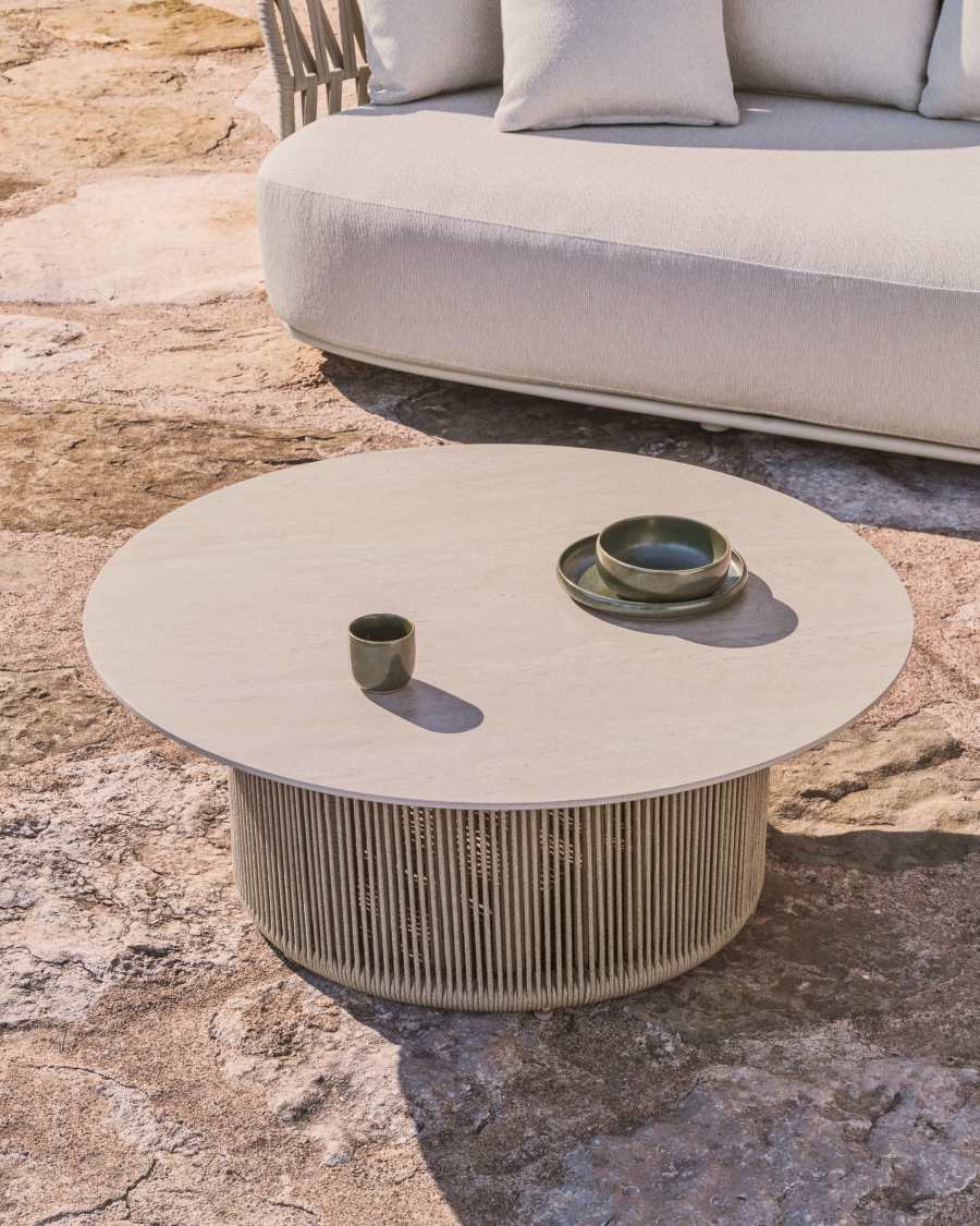 Τραπέζι σαλονιού εξωτερικού χώρου Orosei από συνθετική πέτρα, αλουμίνιο σε εκρού απόχρωση και μπεζ σκοινί Ø 90 εκ
