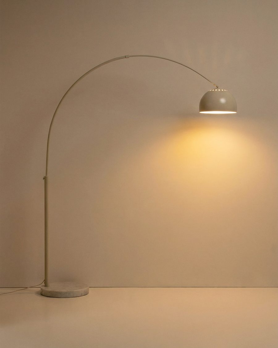 Lampada da terra Madali in acciaio con finitura bianca e marmo bianco