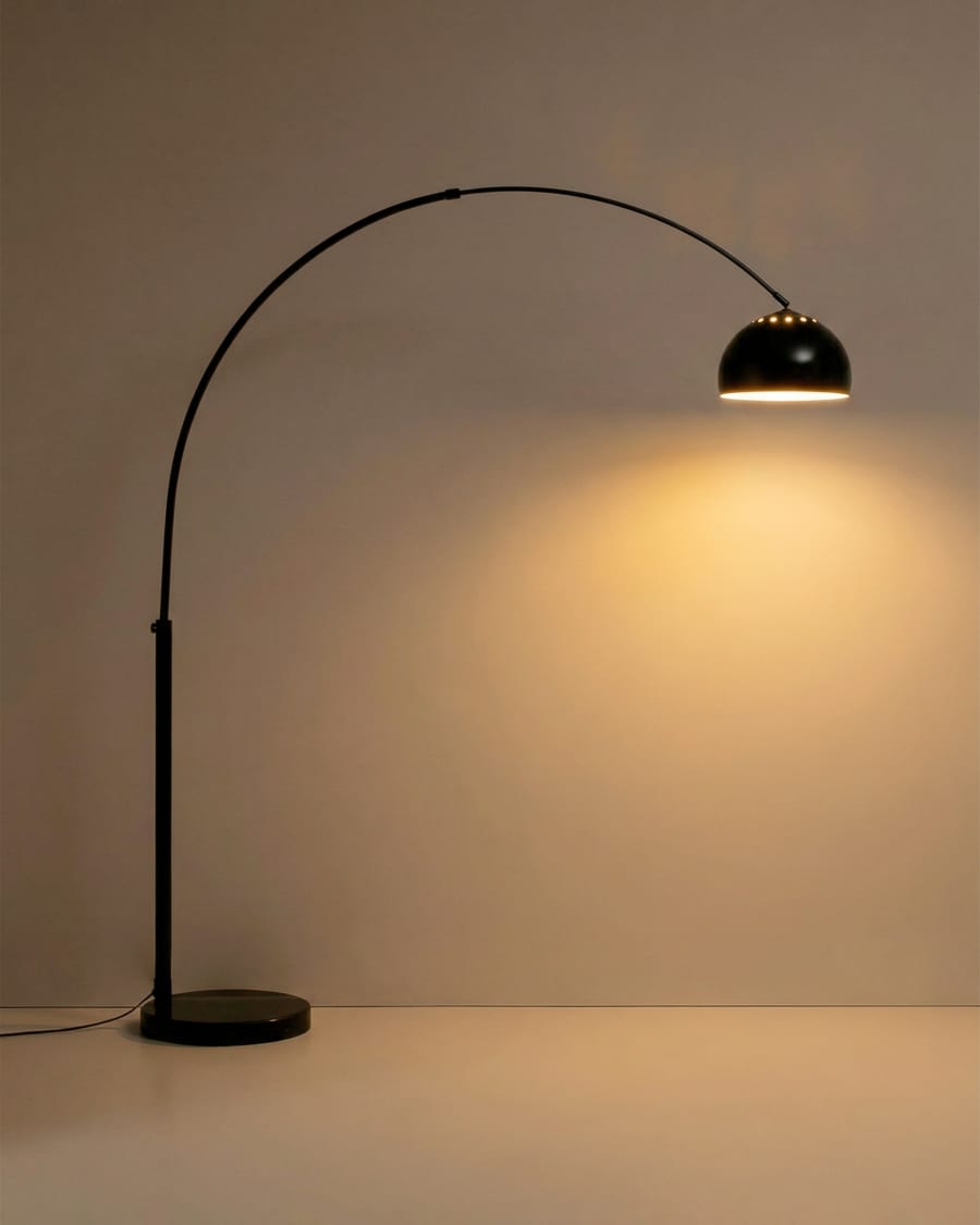 Lampada da terra Madali in acciaio con finitura nera lucida e marmo nero