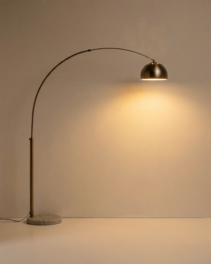 Lampada da terra Madali in acciaio con finitura argento spazzolato e marmo bianco