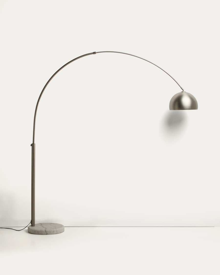 Lampada da terra Madali in acciaio con finitura argento spazzolato e marmo bianco