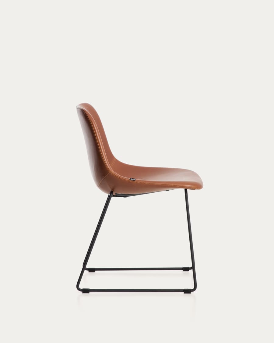 Sedia Zahara in poliuretano marrone con gambe in acciaio rifinito in ...