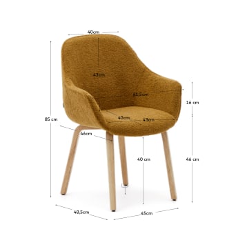Καρέκλα Aleli με μουσταρδί δέρμα προβάτου και πόδια σε μασίφ ξύλο δρυός σε φυσικό φινίρισμα. - μεγέθη