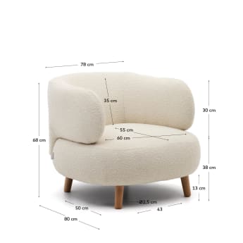 Fotel Luisa z białego boucle z nogami z litego drewna bukowego - rozmiary
